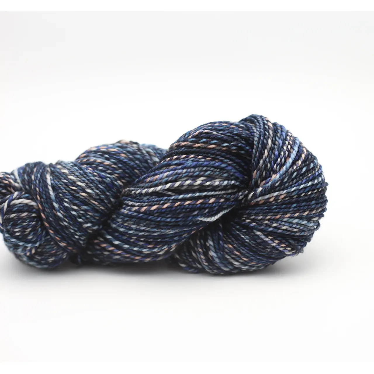 Marla K402 Marino (Dunkelblau-Blau-Hellblau-Natur) von Manos del Uruguay. Ein vielseitiges handgefärbtes Garn das aus 100% feiner Superwash-Merinowolle besteht. Herrlich weich absolut kratzfrei und schön pflegeleicht - die Schwesterwolle von Sami