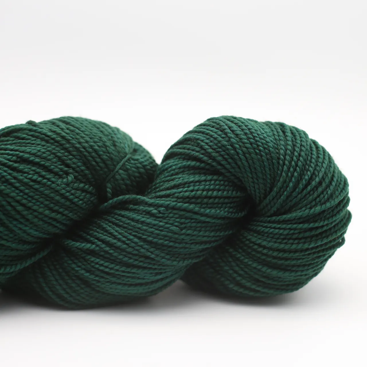 Sami Y2319 Kale (Waldgrün) von Manos del Uruguay. Ein wunderschönes handgefärbtes Garn aus 100% extrafeiner Merinowolle. Herrlich weich absolut kratzfrei und schön pflegeleicht - die Schwesterwolle von Marla