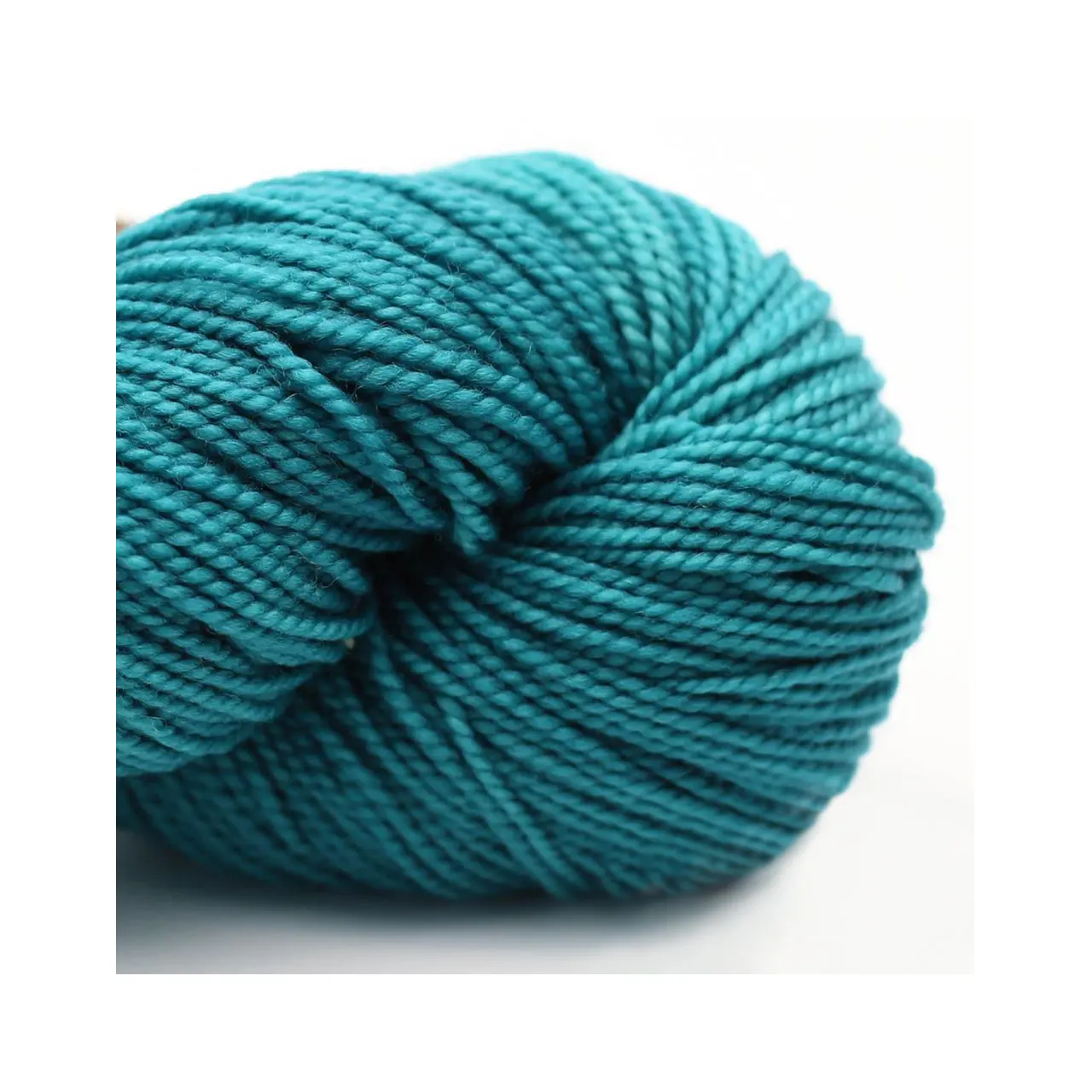Sami Y2340 Jade (Türkis) von Manos del Uruguay. Ein wunderschönes handgefärbtes Garn aus 100% extrafeiner Merinowolle. Herrlich weich absolut kratzfrei und schön pflegeleicht - die Schwesterwolle von Marla