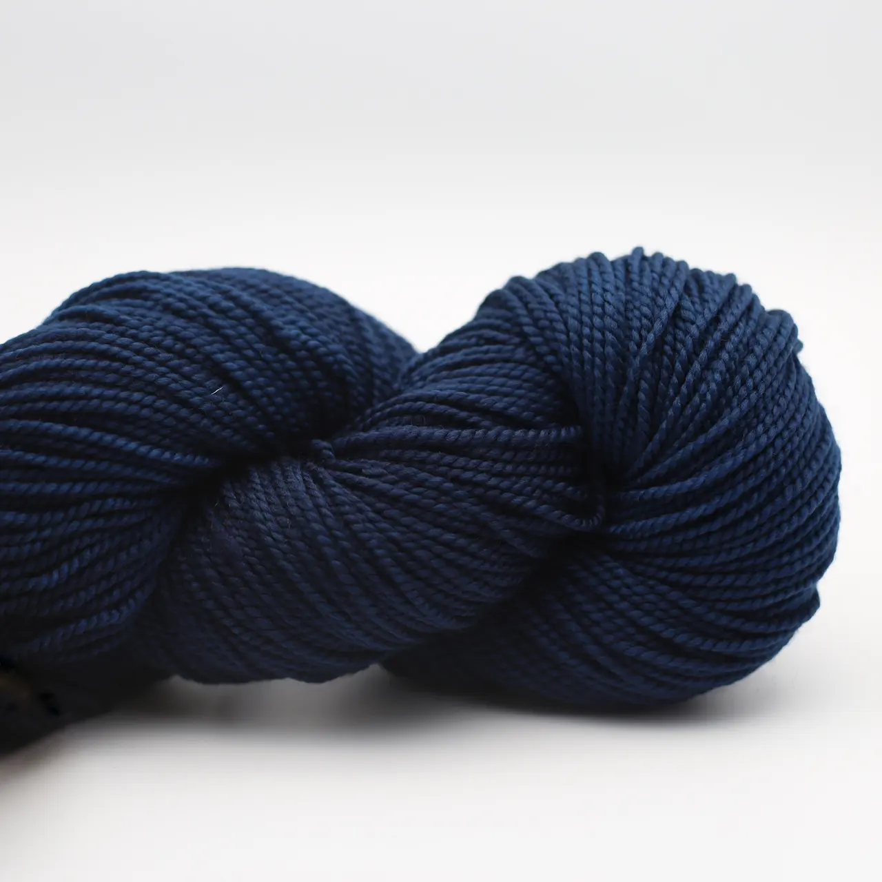 Sami Y2468 Galaxy Blue (Marineblau) von Manos del Uruguay. Ein wunderschönes handgefärbtes Garn aus 100% extrafeiner Merinowolle. Herrlich weich absolut kratzfrei und schön pflegeleicht - die Schwesterwolle von Marla