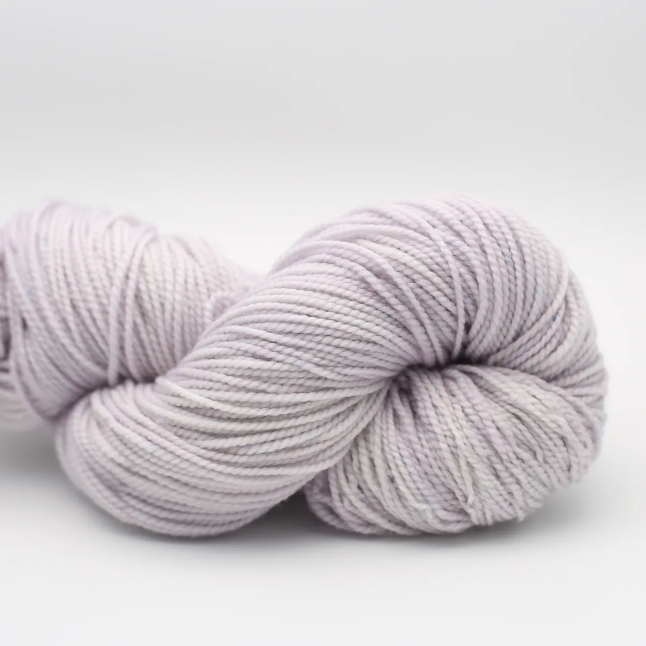 Sami Y2800 Natural (Cremeweiß) von Manos del Uruguay. Ein wunderschönes handgefärbtes Garn aus 100% extrafeiner Merinowolle. Herrlich weich absolut kratzfrei und schön pflegeleicht - die Schwesterwolle von Marla