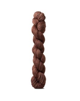 <span class="yarn-title">16 Fingering</span> <span class="yarn-color">BR50 Mittelbraun</span>