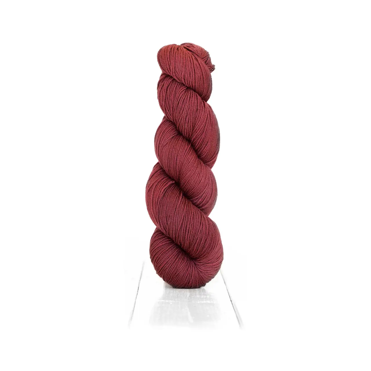Harvest Fingering Black Grape Dunkelrot von Urth Yarns. Besonders weiches Garn das ein luxuriöses Tragegefühl bietet.