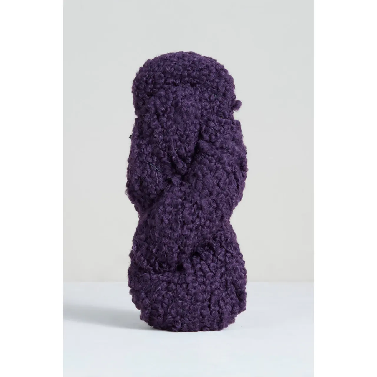 Lanalpaca P20 Amethyst von Urth Yarns. Lanalpaca ist ein modernes Bouclé-Garn eine Mischung aus Baby-Alpaka und Merinowolle weich warm und unglaublich kuschelig.