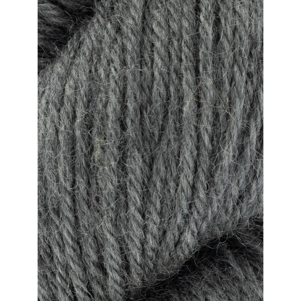 Fleece Bluefaced Leicester DK 1034 Fossil von West Yorkshire Spinners. Ein hochwertiges weiches und seidiges DK-Garn aus 100% Bluefaced Leicester erhältlich in natürlichen ungefärbten Tönen sowie satten Farbnuancen inspiriert von der Landschaft Yorkshires. Ideal für präzise Maschendefinition bei Pullovern Schals und mehr – beste britische Wollqualität.